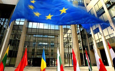 epa000212726 The flag of the European Union (top) stands at the entrance of European council headquarters in Brussels Wednesday, 16 June 2004. EU leaders are facing a bruising battle over who will succeed Romano Prodi as president of the European commission when they meet for the crunch Brussels constitutional summit tomorrow. France and Germany have been supporting the prime minister of Belgium, Guy Verhofstadt, or his counterpart from Luxembourg, Jean-Claude Juncker, even though he has repeatedly insisted he is not available. EPA/OLIVIER HOSLET