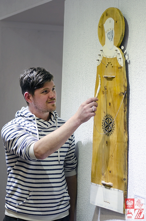Białoruski malarz Aleksej Downar opowiada o ikonie "Król Dawid" wykonanej w kształcie gitary