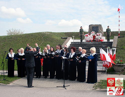 Na Uroczystościach Trzeciomajowych w Dąbrowie Białostockiej śpiewa chór "Głos znad Niemna"