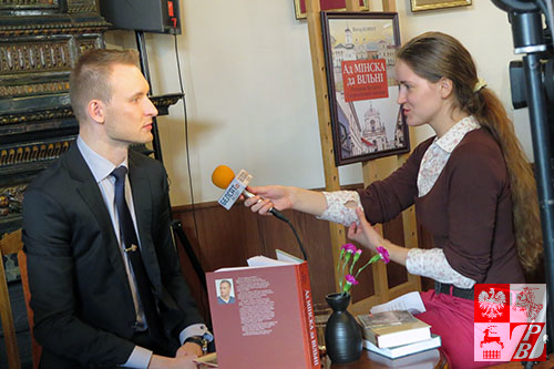 Wiktor Korbut udziela wywiadu telewizji Biełsat