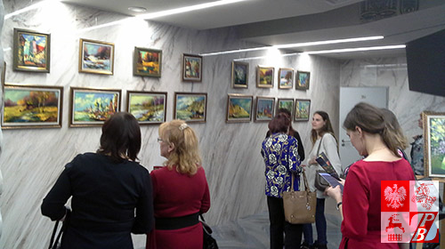 Goście przyjęcia w Ambasadzie Białorusi w Moskwie podziwiają twórczośc Walerego Stratowicza