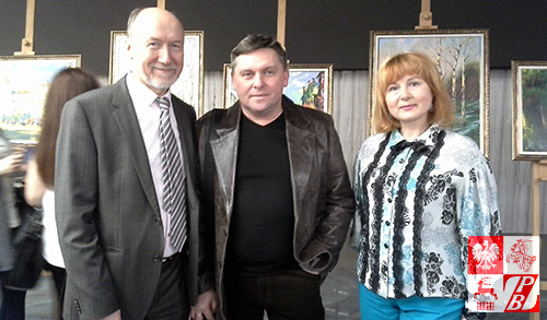 Walery Stratowicz (w centrum) na otwarciu swojej wystawy w Ambasadzie Republiki Białoruś w Moskwie