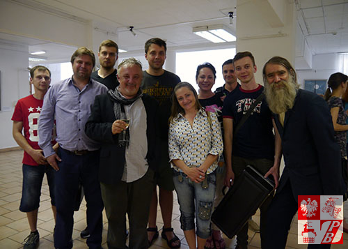 Ryszard Kaja (z kieliszkiem) zrobił zdjęcie pamiątkowe z nowymi przyjaciółmi z Mińska