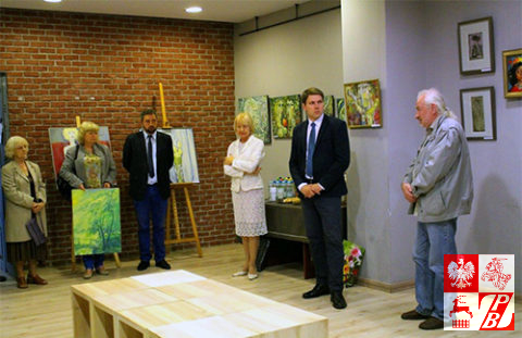 Przemawia Grzegorz Dalkiewicz, od lewej: Ewa Cywińska, dr Ewa Rogalewska, burmistrz Radisław Dobrowolski, Janina Pilnik, dyrektor CKiR w Supraślu Adam Jakuć