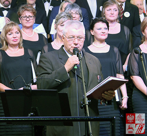 Piotr Białek, prezes Fundacji "Ave Patria" zwraca się do publiczności przed rozpoczęciem koncertu 