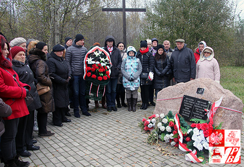 Przy pomniku ofiar katastrofy smoleńskiej w miejscu tragedii