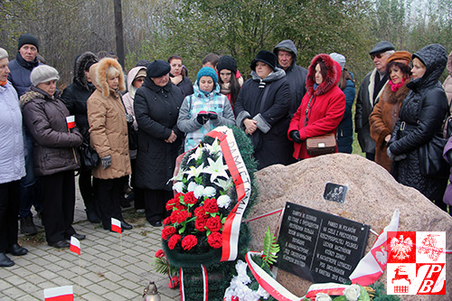 Modlitwa przy pomniku ofiar katastrofy lotniczej pod Smoleńskiem