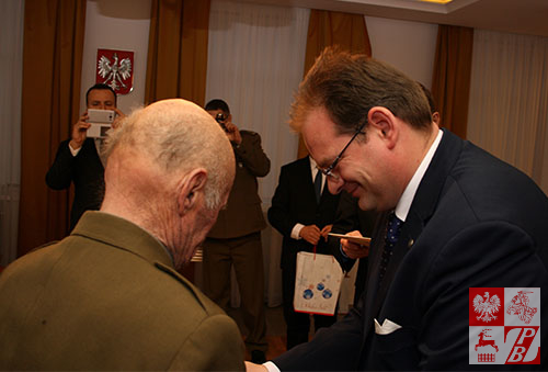 Z rąk ministra Kasprzyka medal otrzymuje Edmund Lebiedź