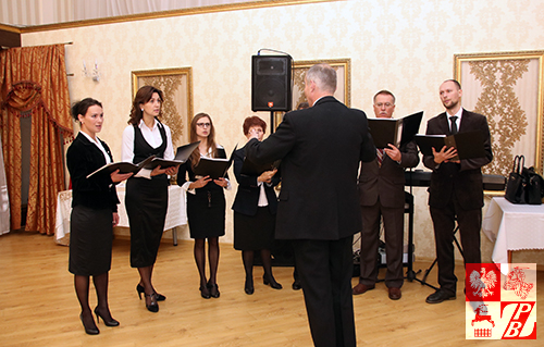 Śpiewając kolędy, w świąteczny nastrój wprowadza obecnych na przyjęciu grupa wokalna chóru reprezentacyjnego ZPB "Głos znad Niemna"